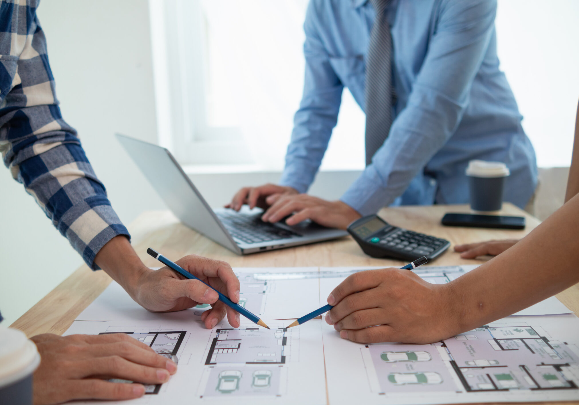 Construction engineers discuss and exchange ideas with architects to improve house plans to meet customer needs. A concept for exchange of design ideas between construction engineers and architects.